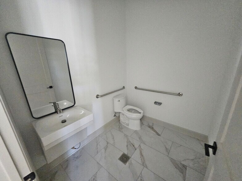 More Photos Of 1325 Main St, Katy Unknown For Lease