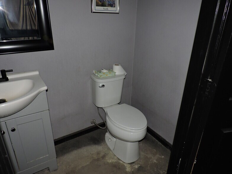 More Photos Of 920 W Mason St, Mabank Manufacturing For Sale