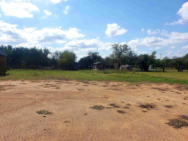 More Photos Of 1209 Bessemer Ave, Llano Light Distribution For Sale