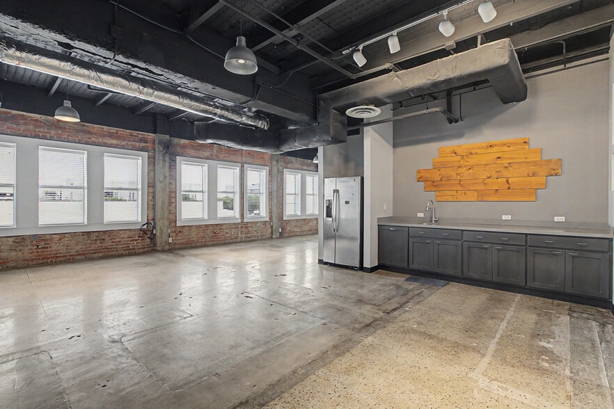 More Photos Of 111 E 27th St, Bryan Office For Lease