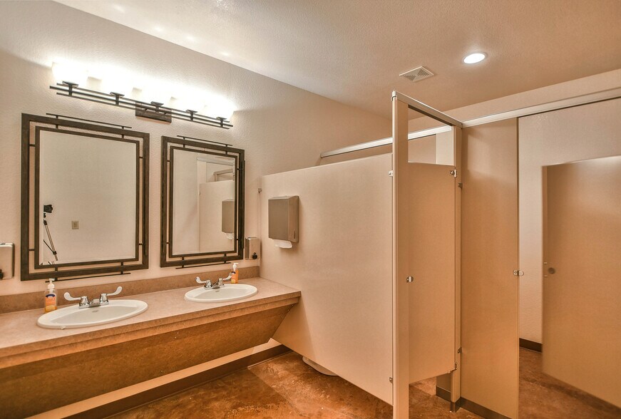 More Photos Of 202 Daisy Dr, Granbury Manufacturing For Sale