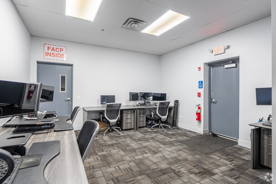 More Photos Of 525 Anderson Dr, Romeoville Warehouse For Sale