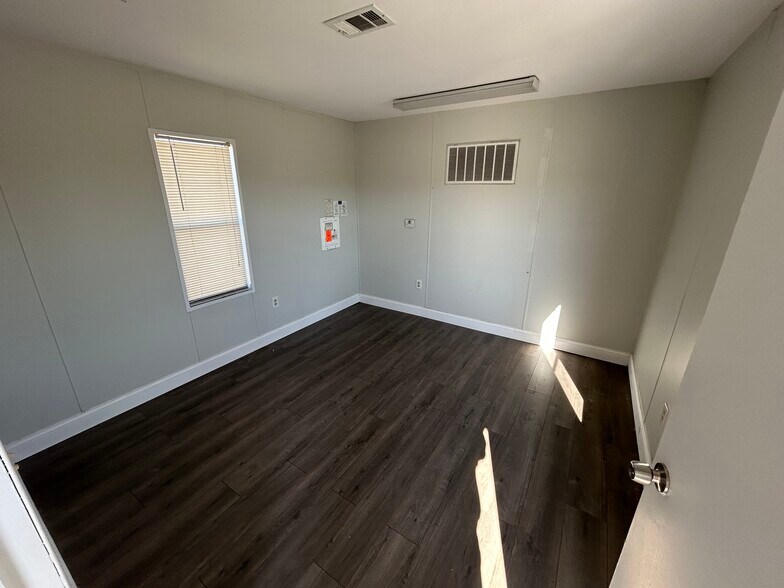 More Photos Of 721 Lakeside Dr, Mobile Land For Lease