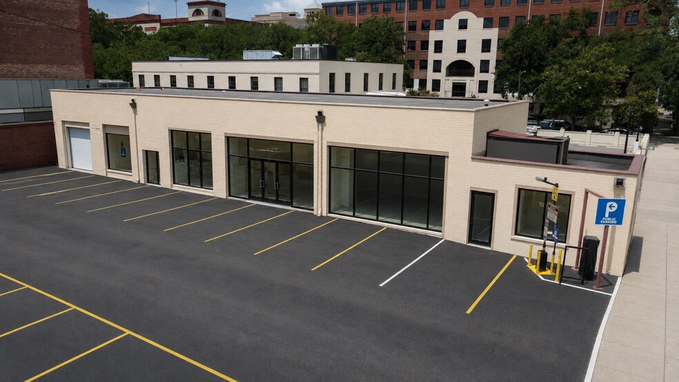 More Photos Of 215 E Congress St, Savannah Storefront For Lease