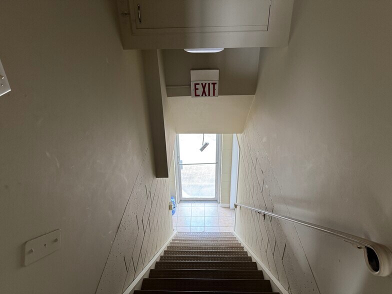 More Photos Of 4 Bonnie Ln, Yorkville Office For Sale