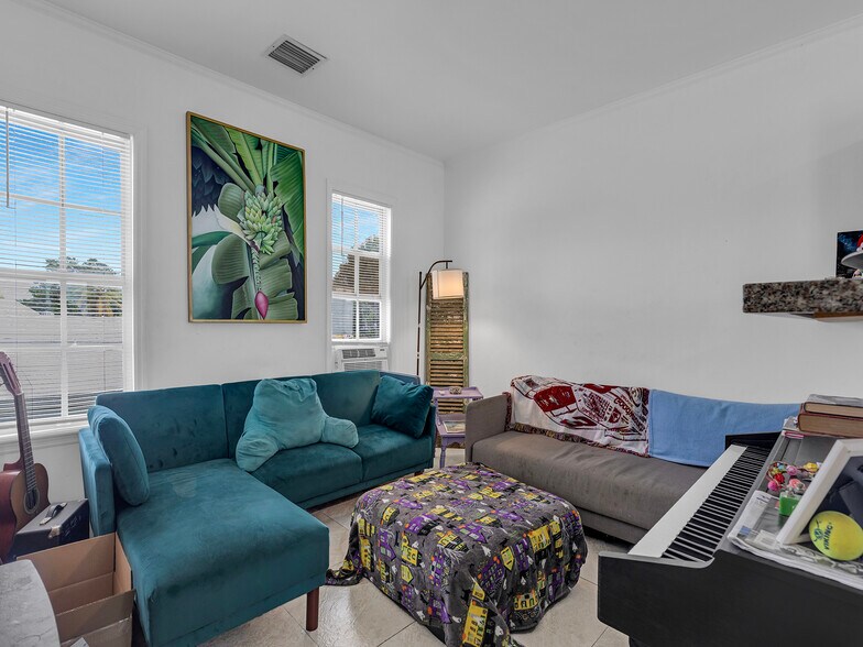 More Photos Of 1110 White St, Key West Restaurant For Sale