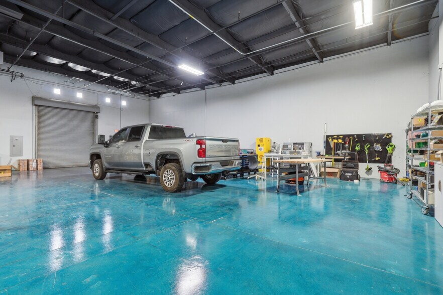 More Photos Of 3401 E Harbour Dr, Phoenix Light Manufacturing For Lease