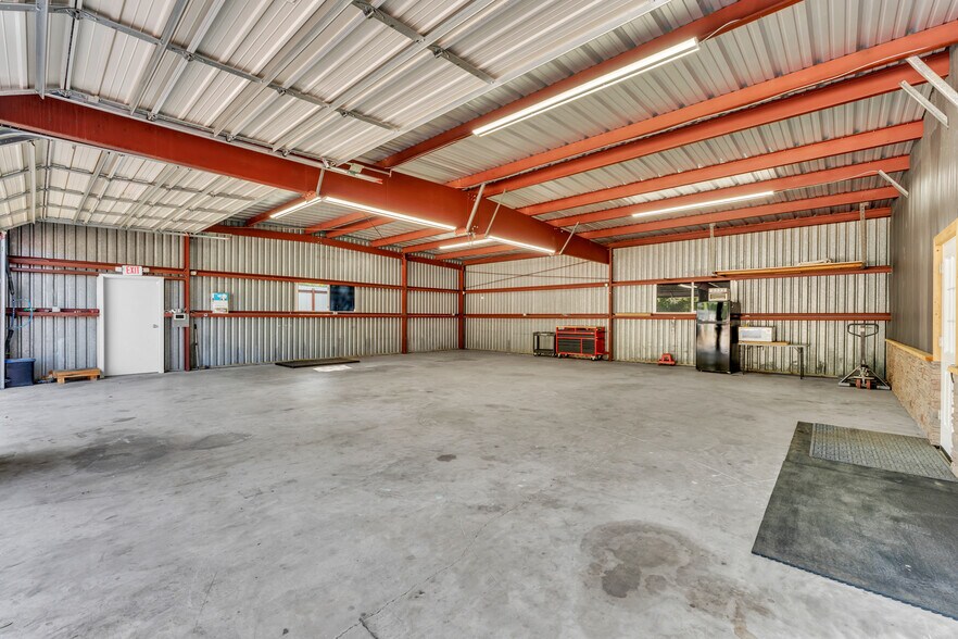 More Photos Of 201 W 9th St, Burnet Warehouse For Sale