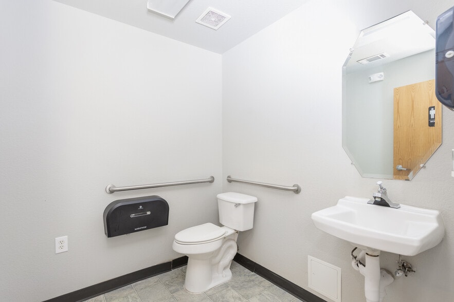 More Photos Of 595-605 E US Highway 80 E, Sunnyvale Research And Development For Lease