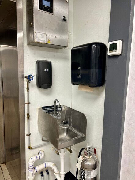 More Photos Of 688 Washington St, Middletown Freestanding For Lease