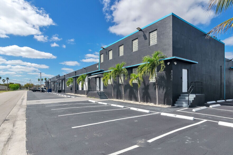 More Photos Of 2901-2915 NW 34th St, Miami Showroom For Lease