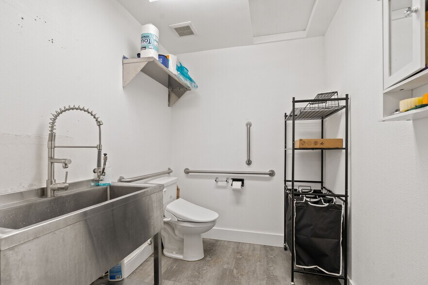 More Photos Of 7131 NE Prescott St, Portland Storefront Retail Office For Sale