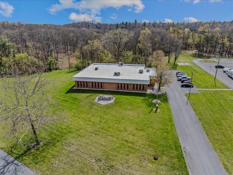 More Photos Of 204 Sand Mine Rd, Berkeley Springs Flex For Sale