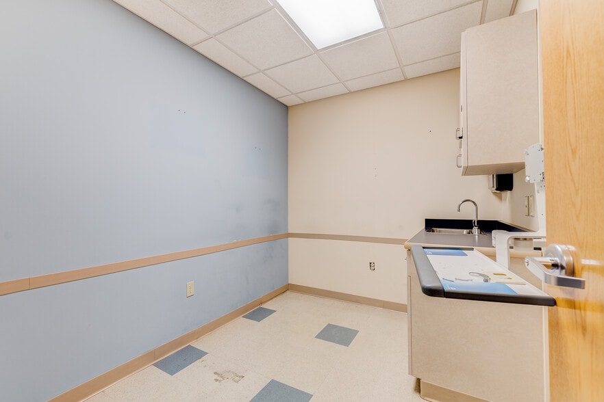 More Photos Of 860 NW Washington Blvd, Hamilton Medical For Sale