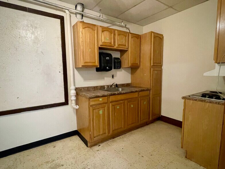 More Photos Of 21 Squires St, Cortland Warehouse For Lease