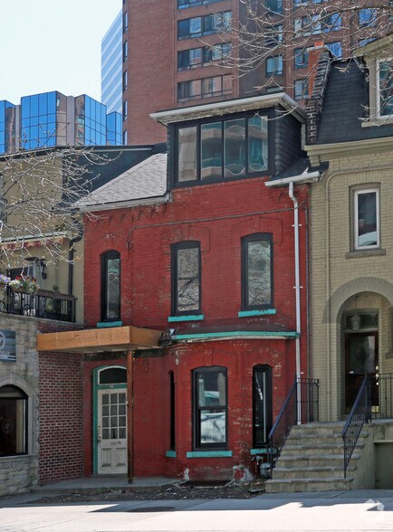 Primary Photo Of 39 Elm St, Toronto Office For Sale