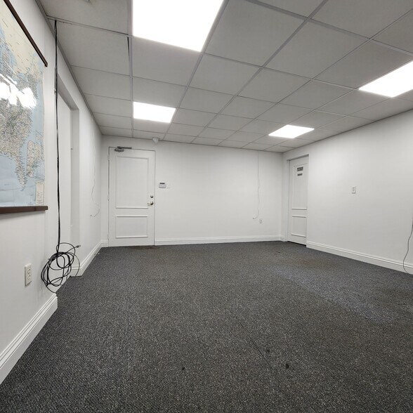 More Photos Of 460 W 84th St, Hialeah Showroom For Lease