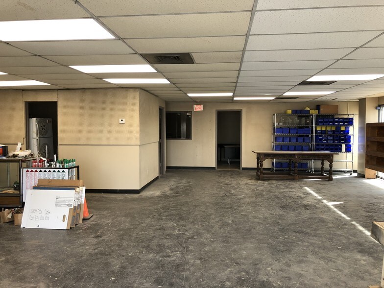 More Photos Of 409 North Loop E, Houston Flex For Sale