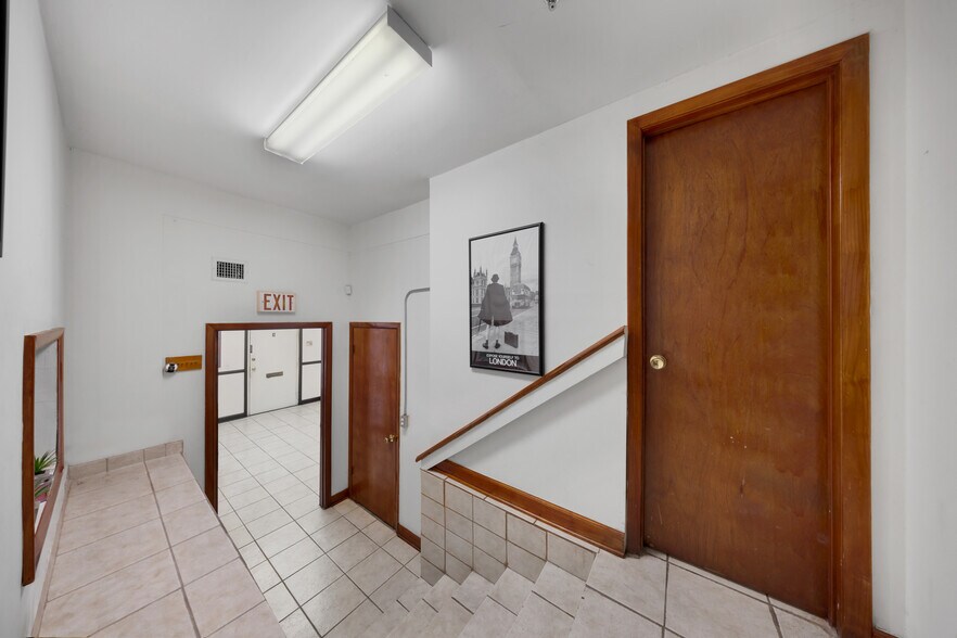 More Photos Of 7953-7967 NW 64th St, Miami Warehouse For Lease