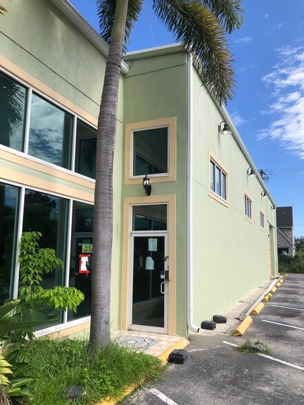 More Photos Of 2905 W Kennedy Blvd, Tampa Freestanding For Sale