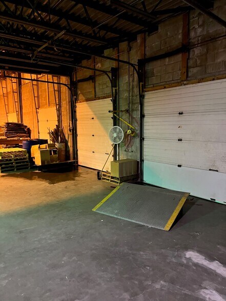 More Photos Of 2445 State Highway 30, Mayfield Warehouse For Lease