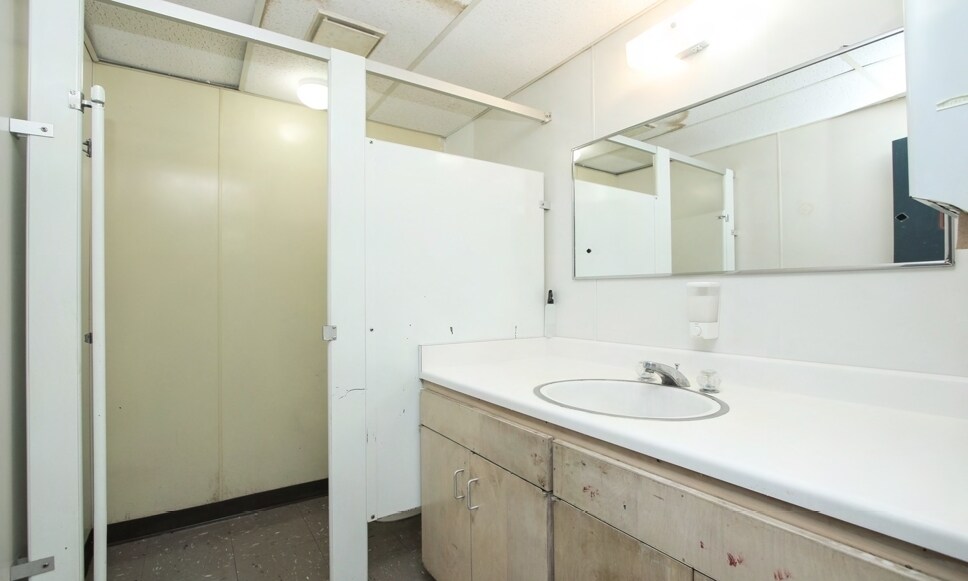 More Photos Of 4303 Southerland Rd, Houston Warehouse For Sale