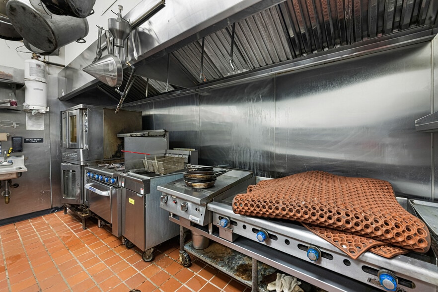 More Photos Of 4553 Arthur Kill Rd, Staten Island Freestanding For Lease