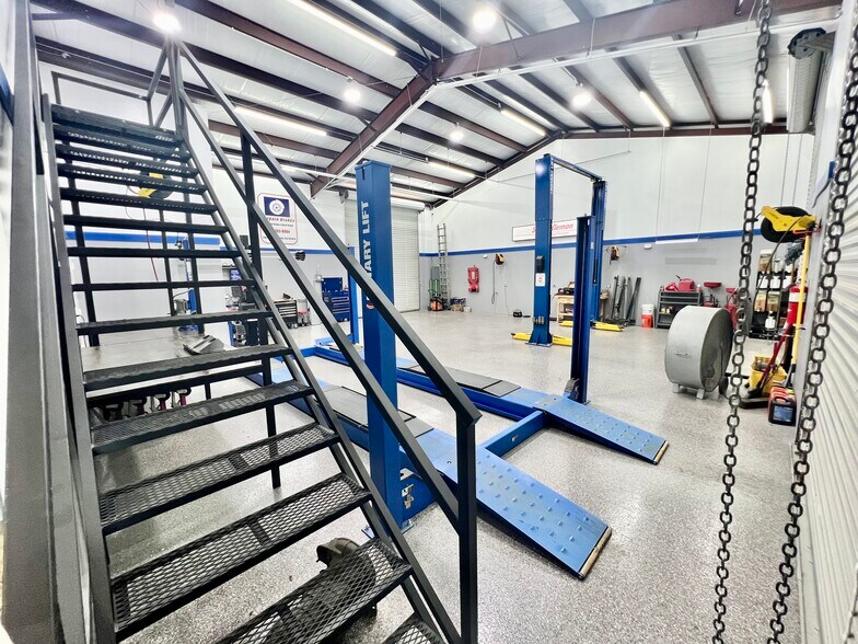 More Photos Of 1308 N Frazier St, Conroe Service For Sale