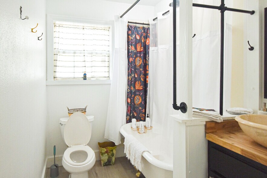 More Photos Of 400 Oak St, Bryan Office Residential For Lease