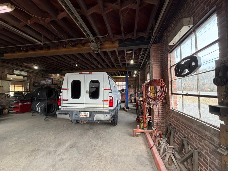 More Photos Of 10615 Crain hwy, Faulkner Auto Repair For Sale