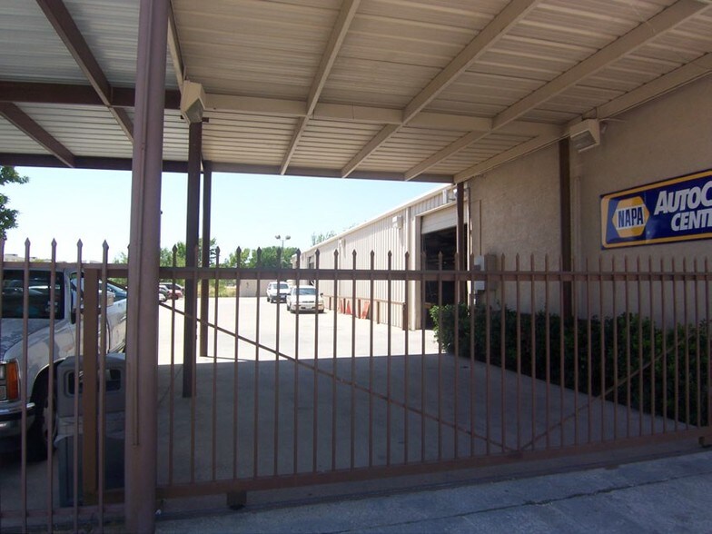 More Photos Of 11603-11607 Denton Dr, Dallas Showroom For Sale