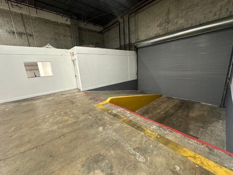 Primary Photo Of 1700-1744 NW 82nd Ave, Doral Warehouse For Lease