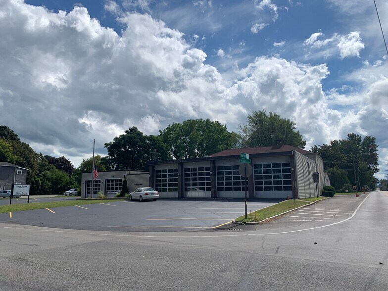 More Photos Of 70 Ridge Rd, Ontario Showroom For Lease