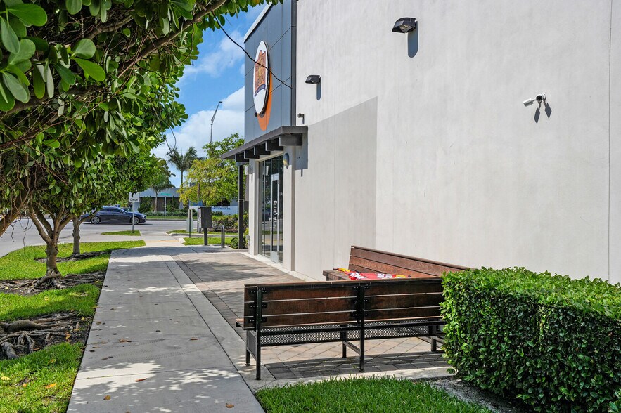More Photos Of 1815-1823 E Commercial Blvd, Fort Lauderdale Storefront For Sale