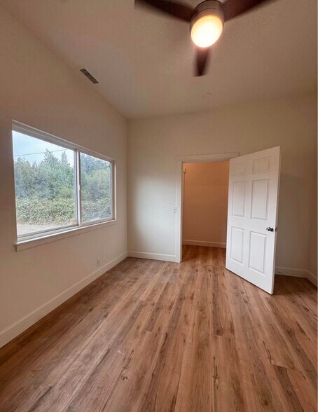 More Photos Of 85188 Highway 101, Florence Light Manufacturing For Lease
