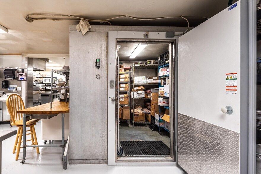 More Photos Of 117 Pine St, Pinedale Restaurant For Sale