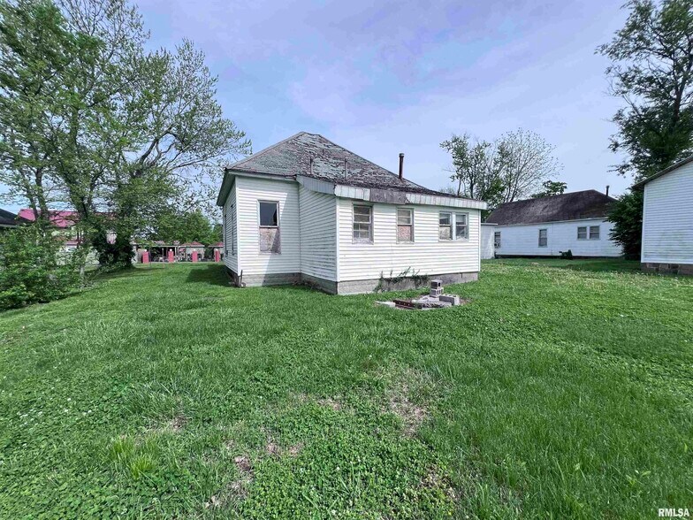 More Photos Of 406 S Washington St, Carbondale Specialty For Sale