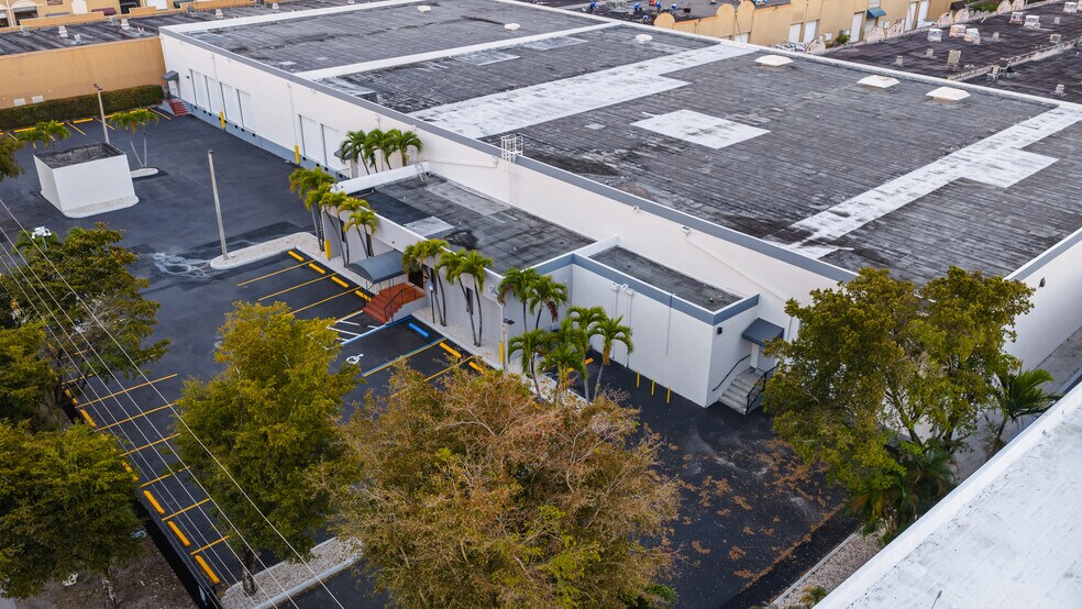 More Photos Of 1730 W 38th Pl, Hialeah Manufacturing For Lease