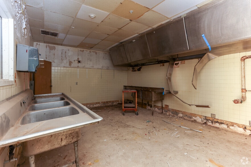 More Photos Of 2050 State Highway 31, Athens Showroom For Lease