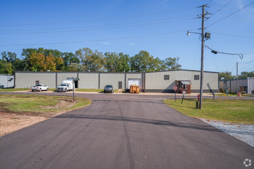 More Photos Of 216 Industrial Dr, Ridgeland Warehouse For Sale