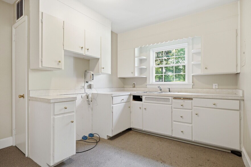 More Photos Of 1008 W Vernon Ave, Kinston Office For Sale