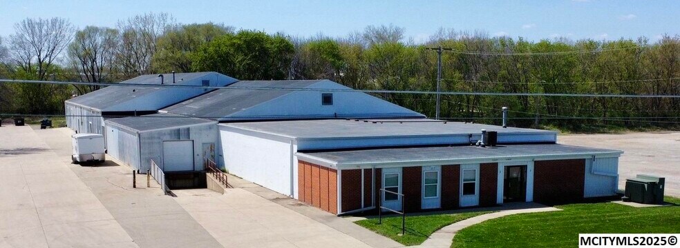 Primary Photo Of 1514 S Pierce Ave, Mason City Manufacturing For Sale