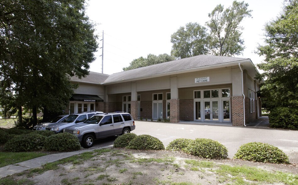 More Photos Of 1054 Johnnie Dodds Blvd, Mount Pleasant Medical For Lease