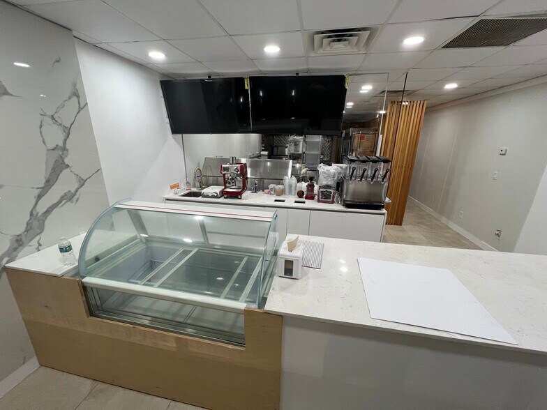 More Photos Of 2210-2220 NE 123rd St, Miami Restaurant For Lease