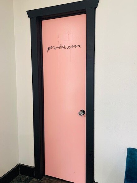 More Photos Of 1120 W 15th 1/2 St, Houston Loft Creative Space For Lease