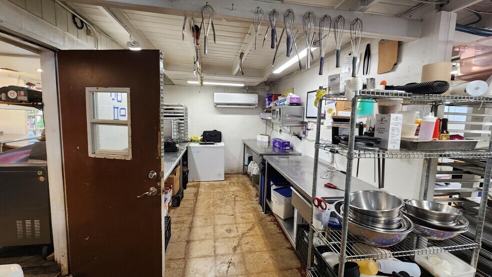 More Photos Of 314 Wimberley Sq, Wimberley Freestanding For Sale