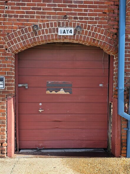 More Photos Of 827 Douglas Ave, Portsmouth Warehouse For Lease