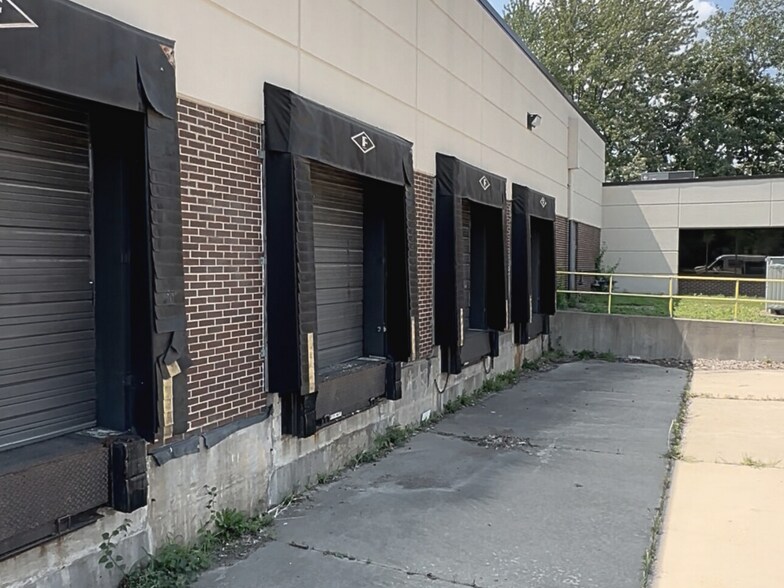 More Photos Of 15203 S Commerce Dr, Dearborn Manufacturing For Lease