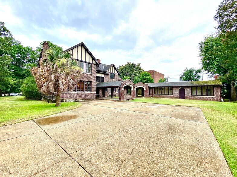 More Photos Of 219 N Broadway St, Tupelo General Retail For Lease