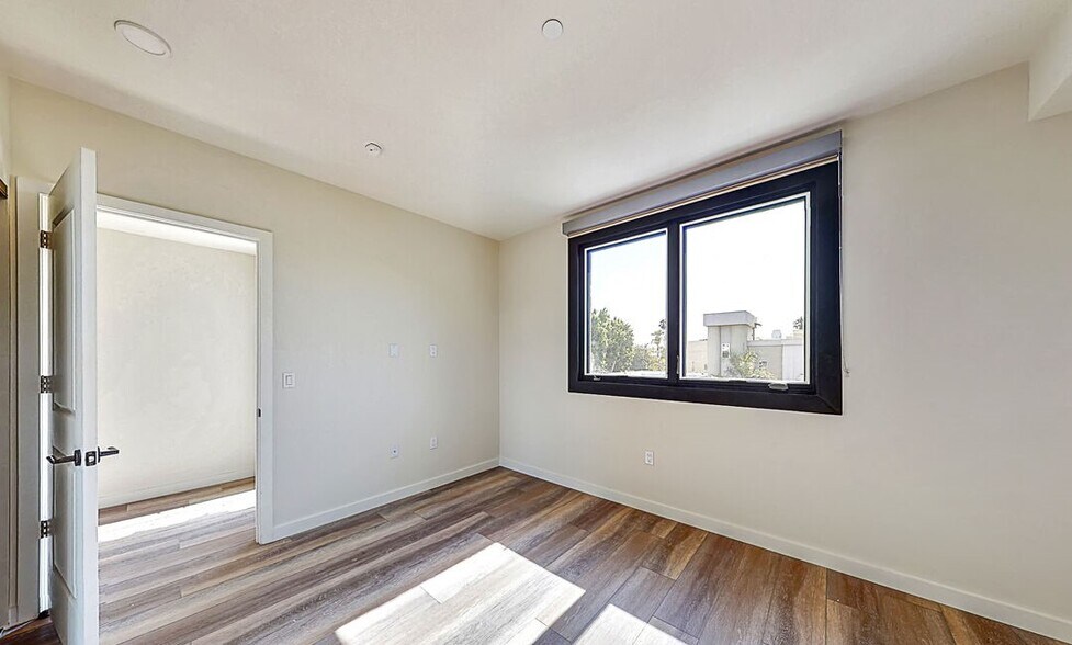 More Photos Of 1070 S Bedford St, Los Angeles Multifamily For Sale